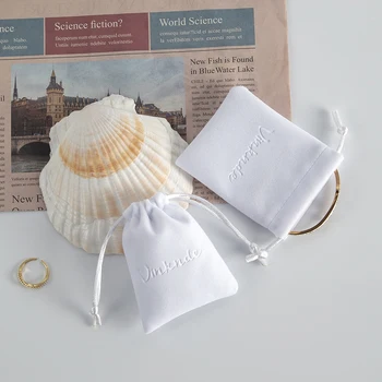 50 Bielou Šnúrkou Tašky Velvet Šperky Krúžok Náhrdelníky Náušnice Balenie Organizátor Vrecká Vlastné Logo Debossed Svadobný Darček Taška